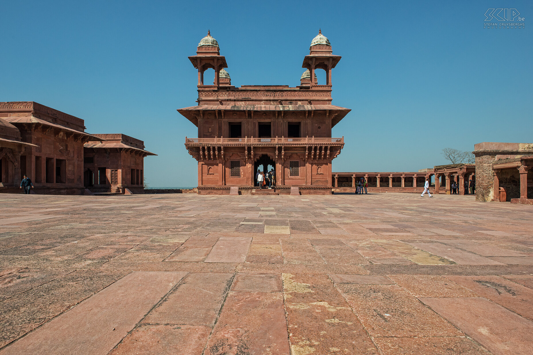 Fatehpur Sikri - Ibadat Khanna Een zeer bijzonder gebouw in Fatehpur Sikri is het Ibadat Khanna (huis van aanbidding), waar sinds 1580 onder leiding van keizer Akbar interreligieuze dialogen werden gehouden. Vanaf 1582 deden ook de christenen mee, vertegenwoordigd door enkele rooms-katholieke jezuïeten. Deze paleizen zijn tegenwoordig onderdeel van het werelderfgoed van de UNESCO. <br />
 Stefan Cruysberghs